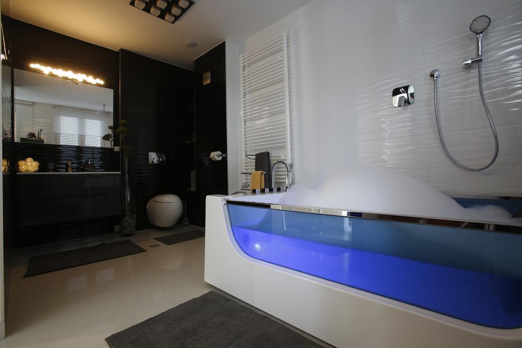 Studio-Apartment Val - Luxury Massage Chair - Private Spa- Hot Tub, Infrared Sauna, , Parking With Video Surveillance, Entry With Pin 0 - 24H, Free Cancellation 24 Hours Before Check In Slavonski Brod Dış mekan fotoğraf